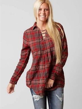 Gimmicks by BKE Plaid Lace-Up Tunic Red size Medium the Buckle